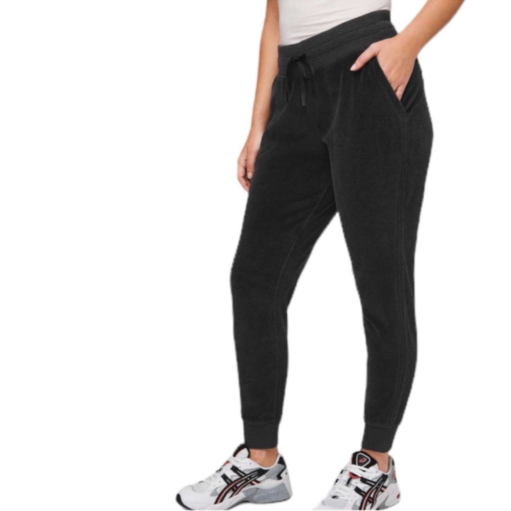 Lululemon Warm Down Jogger Velour
Heathered Black Size 4